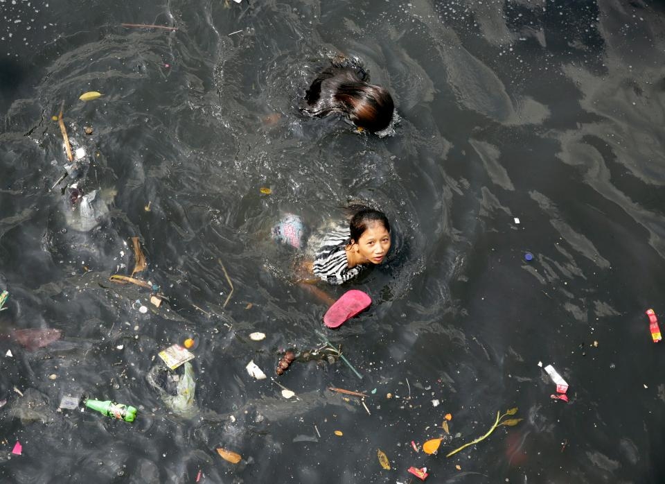 
Những đứa trẻ ở Philippines thì phải bơi dưới những dòng sông nước đen ngòm để nhặt rác kiếm tiền phụ giúp cha mẹ