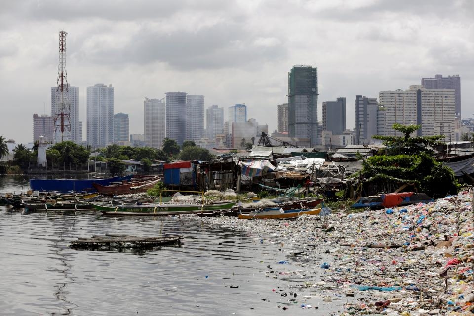 
Ranh giới dễ có thể nhìn thấy ở Manila, một bên là những tòa nhà chọc trời sang trọng, hào nhoáng, một bên lại là những con sông bị ô nhiễm nặng nề