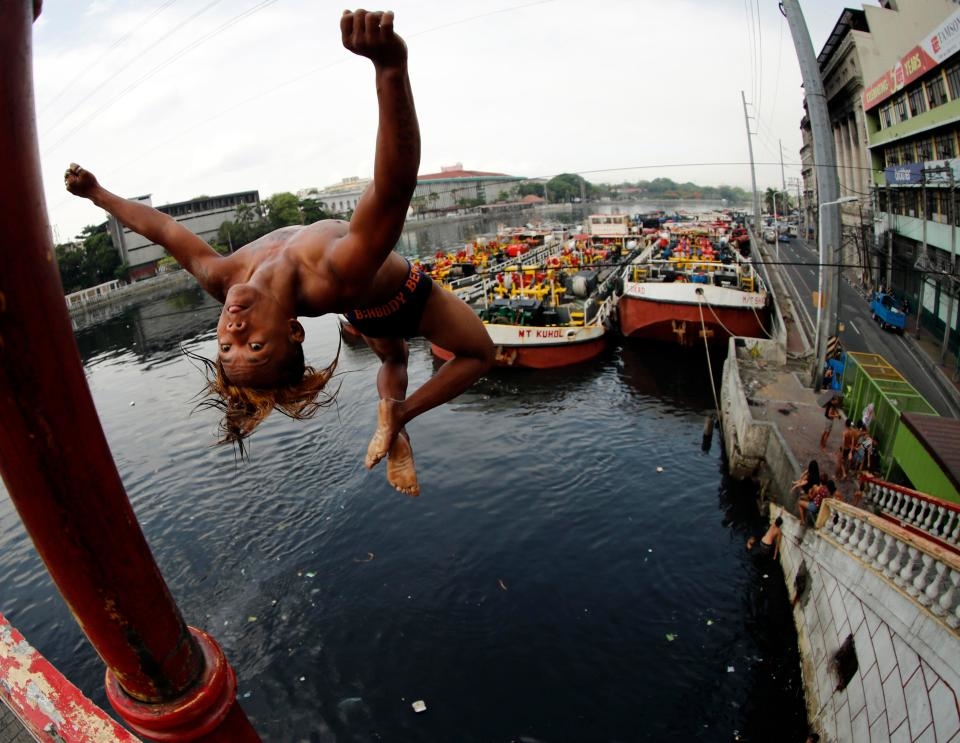 
Những người dân ở Manila vẫn thản nhiên bơi lội trong những con sông ô nhiễm mà không hề biết 