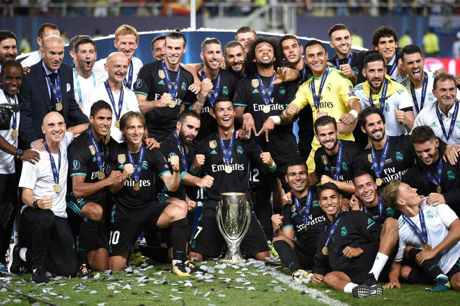 
Tiếp đà thăng hoa, Real đánh bại Manchester United trong trận tranh siêu cúp châu Âu và chính thức trở thành nhà vua châu Âu 2 mùa liên tiếp. Đây cũng là siêu cúp thứ 2 trong sự nghiệp cầm quân của Real.