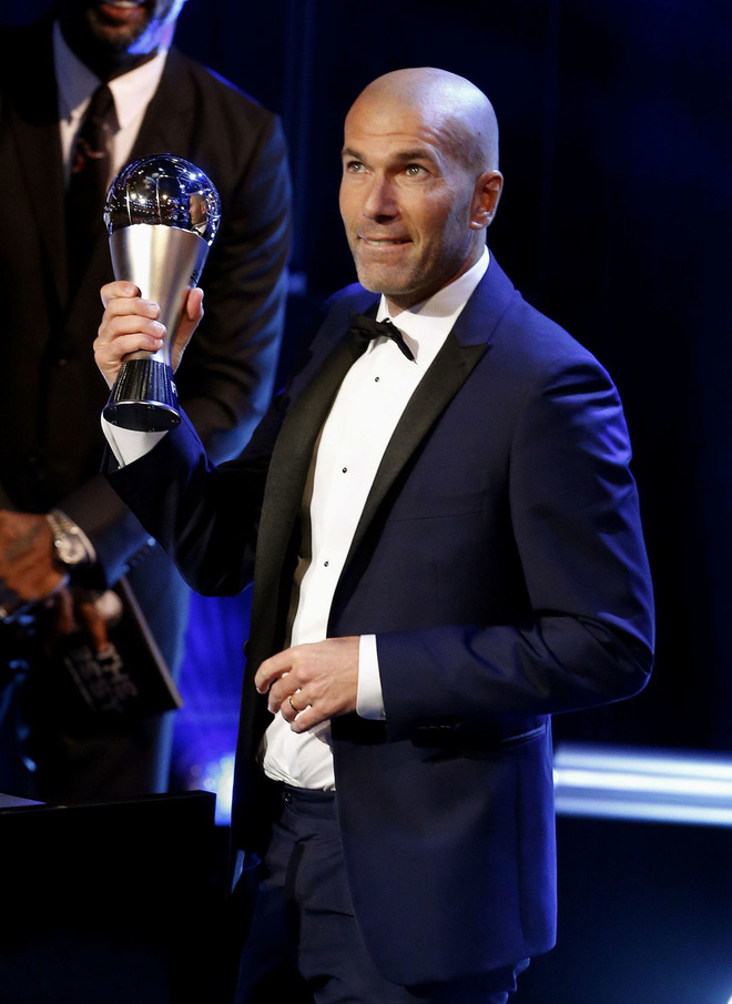 
Với những thành tích giành được cùng Real Madrid, HLV Zidane đoạt danh hiệu chiến lược gia xuất sắc nhất thế giới năm 2017 đầy ngoạn mục.