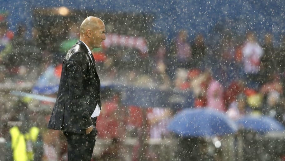 
Sau thành công rực rỡ cùng Real Madrid chỉ sau 1 mùa giải dẫn dắt, HLV Zidane tiếp tục gắn bó cùng Los Blancos trong hành trình chinh phục những thử thách tiếp theo. Đã có những lời chỉ trích rằng vị HLV người Pháp giành được vinh quang là nhờ may mắn, nhưng Zidane đã tự mình chứng minh thực lực của mình bằng những chiến thắng quan trọng với Real Madrid. Điển hình là vượt qua đại kình địch Atletico Madrid 4-2 sau 2 lượt trận bán kết đầy thuyết phục, là bước đệm then chốt trong chức vô địch của Real năm đó.