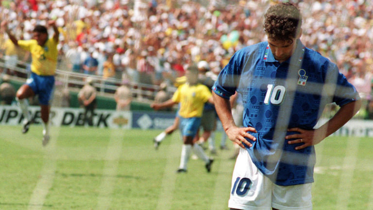 
Nếu như pha hỏng pen của Messi gây ra nhiều tiếc nuối nhất ở những trận đấu vừa qua tại World Cup 2018 thì có lẽ, pha hỏng pen của Baggio sẽ là pha bỏ lỡ đáng tiếc nhất lịch sử các kỳ World Cup. Trong trận chung kết giữa Ý và Brazil tại World Cup 1994, Baggio nhận trọng trách rất lớn khi mà cả hai đội đã sút hỏng rất nhiều trong loạt luân lưu định đoạt trận đấu. Kết quả, anh đã sút bóng bay lên trời, đội tuyển Ý thất bại và đây chính là nỗi ám ảnh trong suốt những năm sau đó của "Tóc đuôi ngựa thần thánh".