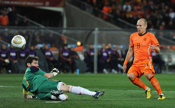 
Đội tuyển Hà Lan đã có một kỳ World Cup tuyệt vời trên đất Nam Phi và nó sẽ tuyệt vời hơn thế nếu họ giành chiến thắng trước Tây Ban Nha để lên ngôi vô địch. Dù vậy, danh hiệu World Cup tiếp tục lẩn tránh họ và có lẽ Robben sẽ là người cảm thấy nuối tiếc nhất. Phút 62 trong trận chung kết, nhận bóng từ đường chọc khe sắc lẹm của Sneijder, Robben dốc bóng đối mặt với Casillas nhưng pha dứt điểm của anh là không đủ khó để có thể đánh bại cựu thủ thành của Real Madrid. Sau đó, bàn thắng của Iniesta trong hiệp phụ đã giúp Tây Ban Nha lần đầu tiên giành chức vô địch thế giới.