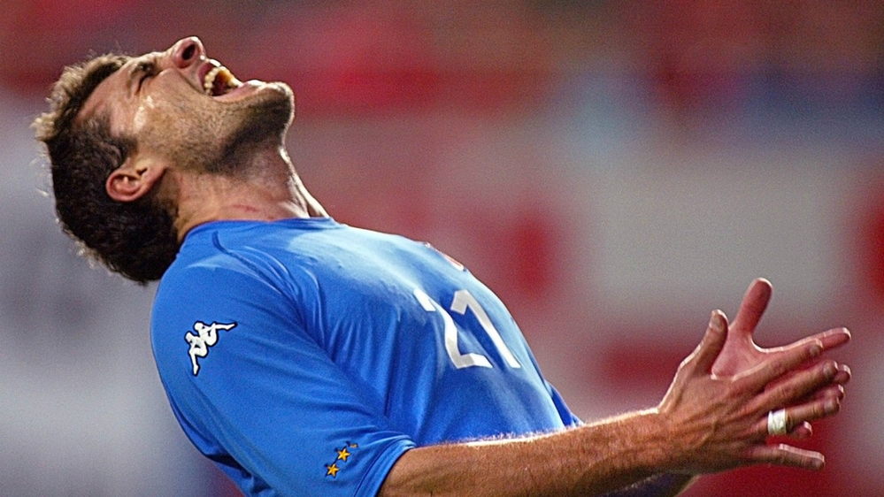 
World Cup 2002 là một giải đấu gây ra nhiều sự tranh cãi và việc đội tuyển Ý bị loại bởi đội chủ nhà Hàn Quốc tại vòng 16 đội cũng làm tốn rất nhiều giấy mực của giới báo chí. Thế nhưng, công bằng mà nói, trước khi đổ lỗi cho hoàn cảnh thì Azzurri hãy tự trách mình. Bước vào hiệp phụ khi tỉ số đang là 1-1, Christian Vieri có cơ hội giúp ĐT Ý vượt lên trong một pha băng vào đối mặt thủ thành đối phương sau đường căng ngang của đồng đội. Mặc dù vậy, anh lại không thể ghi bàn và nhiều CĐV chế nhạo anh rằng "sút ra ngoài còn khó hơn sút vào trong".