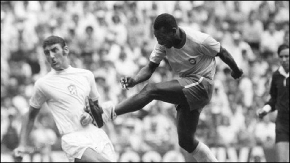 
Trong sự nghiệp lừng lẫy của mình, "Vua bóng đá" Pele đã có rất nhiều bàn thắng nhưng cũng đã có lúc huyền thoại người Brazil đã bỏ lỡ cơ hội một cách đáng tiếc. Ở World Cup 1970, giải đấu mà Brazil đã lên ngôi vô địch, Pele để lại sự tiếc nuối lớn cho NHM khi ông sút bóng ra ngoài dù trước mặt chỉ còn khung thành bỏ trống trong trận bán kết với Uruguay. Trước đó, nhận đường chuyền từ đồng đội, Pele đã đi bóng qua người thủ môn đối phương nhưng lại không thể ghi bàn.