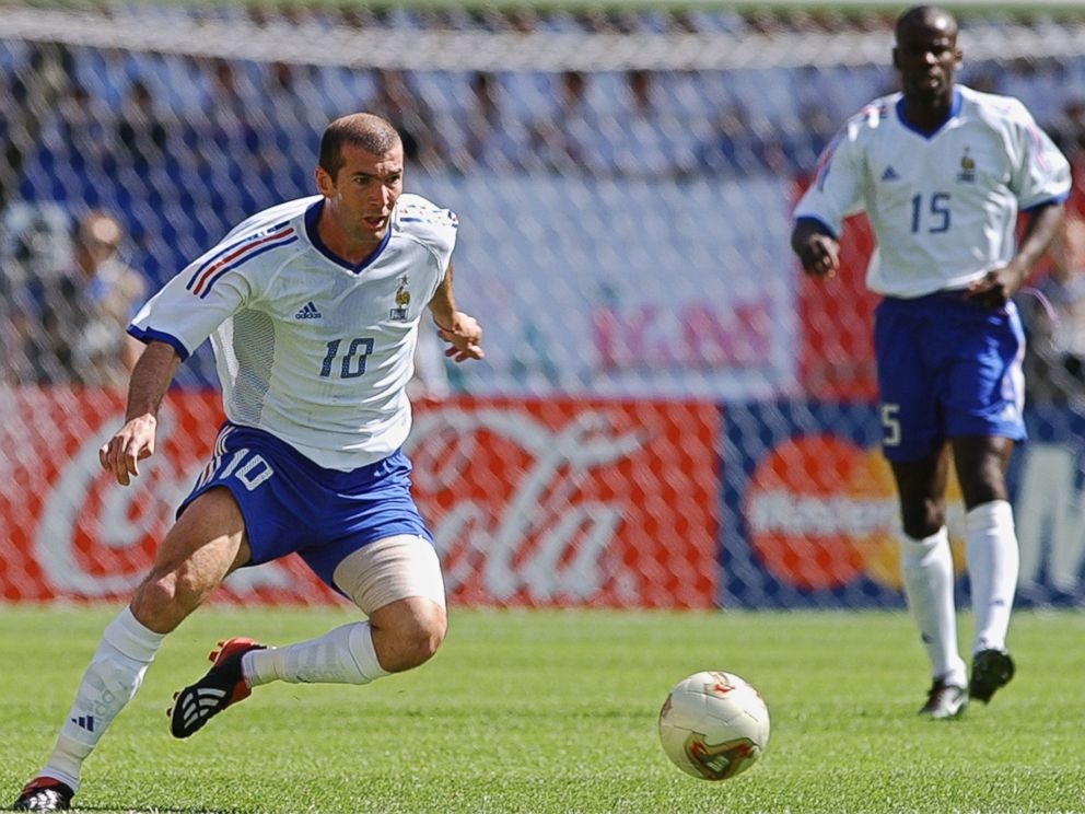
Sau khi lên ngôi một cách đầy thuyết phục trên sân nhà tại World Cup 1998, Pháp đến World Cup 2002 với tư cách là ứng cử viên số 1 cho chức vô địch. Tuy nhiên, đội quân áo lam đã gây sốc khi sớm phải rời giải đấu ngay từ vòng bảng. Lý do dẫn tới thất bại tệ hại của Les Bleus được cho là vì sự vắng mặt của nhạc trưởng Zidane trong 2 trận đầu bởi không kịp bình phục chấn thương. 