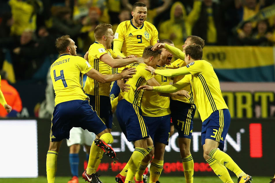 
Thuỵ Điển cũng là đội bóng sở hữu cả 23 "lính đánh thuê" khắp các sân cỏ châu Âu. Thiếu vắng Ibrahimovic nhưng Thuỵ Điển vẫn có khả năng trở thành ngựa ô tại World Cup hè này bằng sức mạnh tập thể và tinh thần.