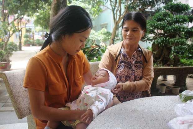 
Người mẹ trẻ H’Đanila bồng con trai 3 tháng tuổi đến trường thi, nuôi ước mơ trở thành cô giáo. Ảnh: Dân Việt.