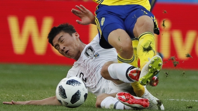 
Trong trận đấu này, trọng tài đã dùng VAR để đem về một quả penalty cho Thụy Điển nhưng nó diễn ra khá lâu sau tình huống phạm lỗi của hậu vệ phía Hàn Quốc.