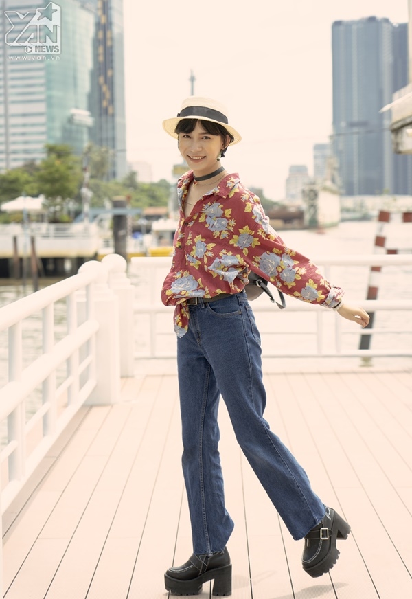 
Cậu bạn Andy Trần lại chọn set đồ họa tiết hoa cổ điển phối cùng quần jeans ống suông. Tổng thể còn mang đậm tinh thần thời trang mùa hè những thập niên cũ. 