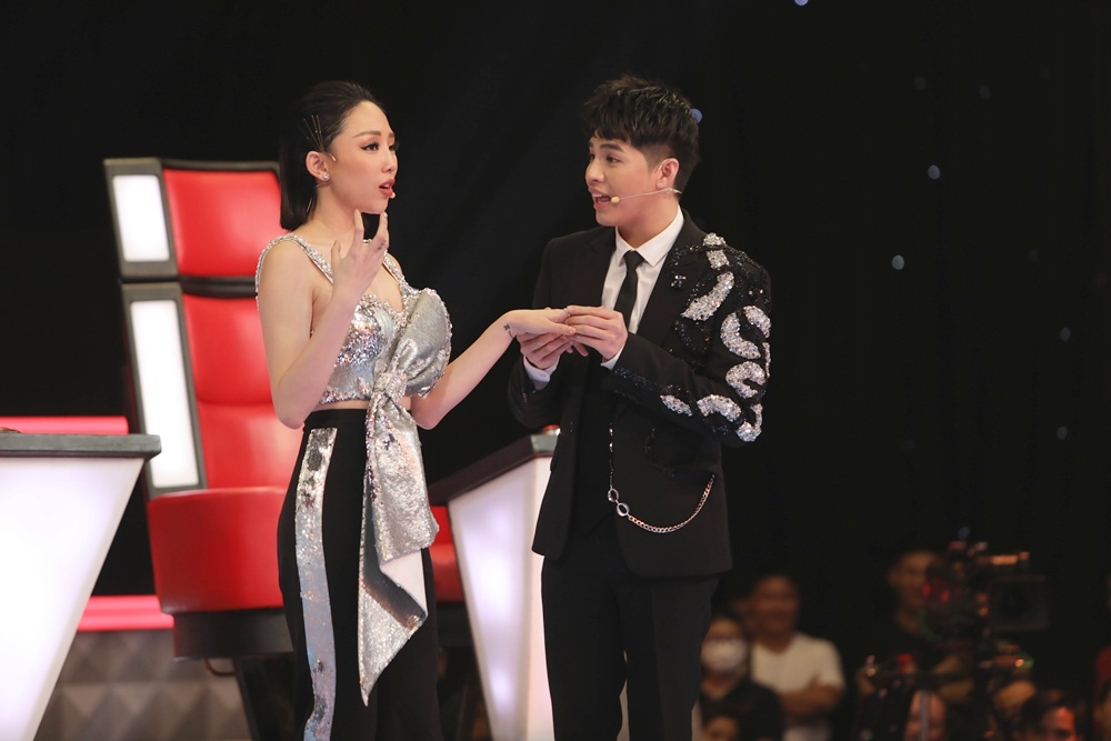 Noo Phước Thịnh và Tóc Tiên tranh cãi dữ dội vì thí sinh hát hit 