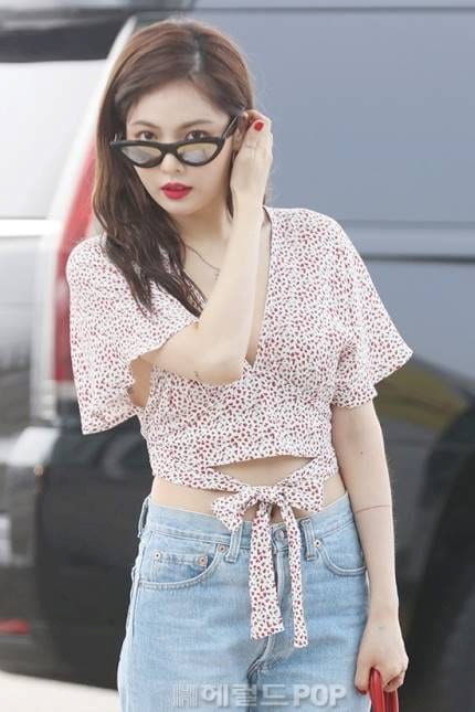 Ăn mặc quá gợi cảm, HyunA liên tục dùng tay che chắn vòng 1 khi xuất hiện tại sân bay Việt Nam