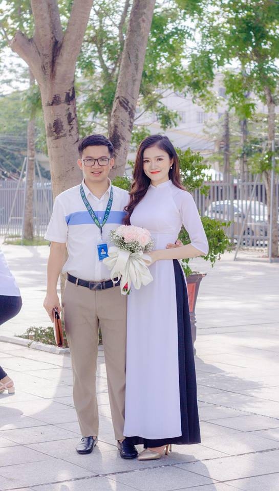 Phó bí thư Đoàn quỳ gối cầu hôn nữ sinh trong lễ bế giảng: 