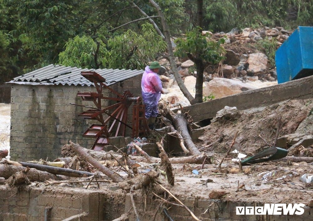 
Tính đến 11h ngày (26/6), mưa lũ đã làm 12 người chết và 11 người mất tích do lũ cuốn trôi và sạt lở đất đá ở Lai Châu.
