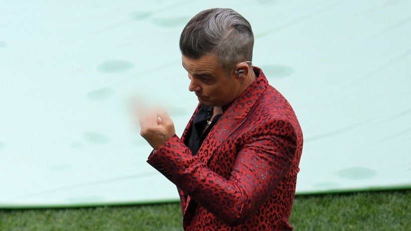 
Hành động gây rất nhiều tranh cãi của Robbie Williams.