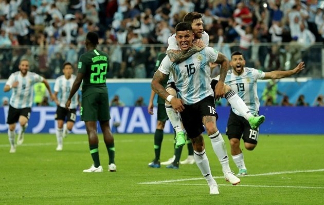
Marcos Rojo là người hùng của đội tuyển Argentina, đây cũng là lần thứ 2 anh ghi bàn mang về 3 điểm trọn vẹn cho Argentina trước Nigeria. Lần đầu là vào kỳ World Cup 2014, nơi mà Rojo đã có bàn thắng ấn định tỉ số 3-2 ở phút thứ 50 cũng tại lượt trận cuối cùng của vòng bảng.