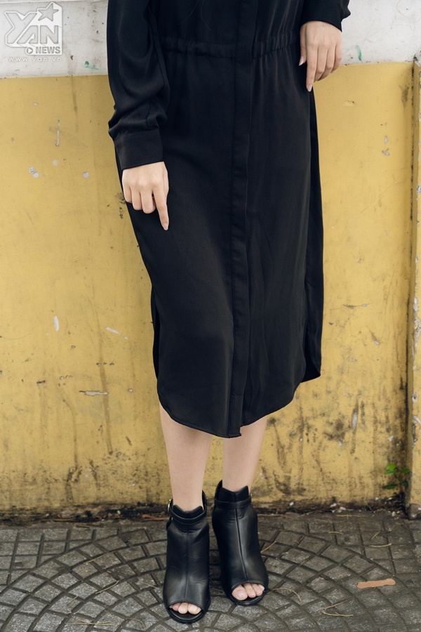 
Không quá rườm rà, cầu kì mà vẫn thu hút ánh nhìn với phong cách all-black, cách kết hợp bộ váy với chất liệu rũ cùng sandals hở mũi khiến dáng vóc cô bạn Nhật Thi trông thanh thoát hơn hẳn.