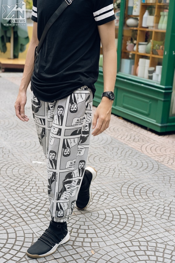 
Chọn tông đen làm chủ đạo, anh chàng Hung Tri Tu nhấn nhá bằng chiếc quần in hình pop art - một xu hướng dự đang dần trở lại vào những mùa cuối năm nay.