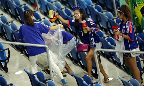 
Tới kỳ World Cup 2018, các cổ động viên Nhật Bản tiếp tục ăn mừng thành tích chiến thắng của đội nhà bằng cách dọn rác trên khán đài của sân vận động Mordovia. Điều này chứng tỏ dù thắng hay thua, người Nhật vẫn cứ phải làm sạch chính chỗ đứng của mình trước đã