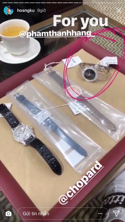 
Ngoài hoa tai lấp lánh ánh kim, chiếc đồng hồ từ thương hiệu Chopard có giá cao ngất khoảng 2 tỷ đồng được chọn cho set đồ Thanh Hằng diện ở vòng casting miền Bắc.