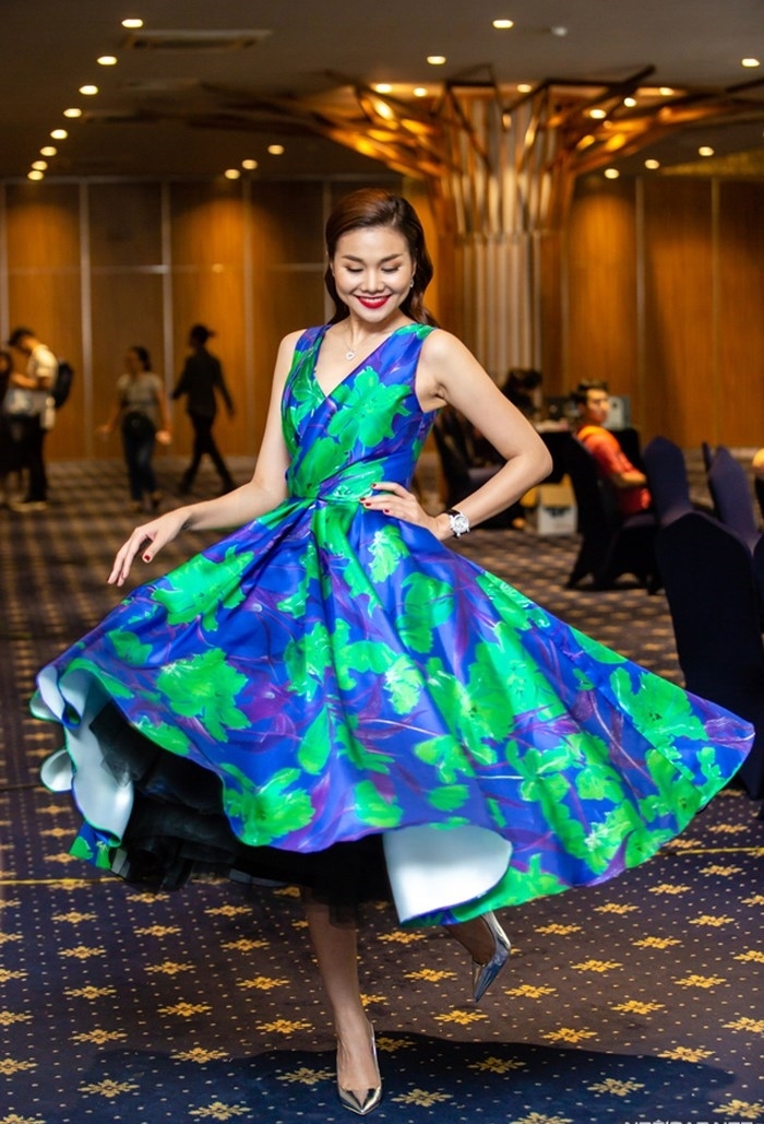 
Trong buổi casting, Thanh Hằng diện chiếc đầm xòe phồng, họa tiết floral ấn tượng gam màu tương phản.