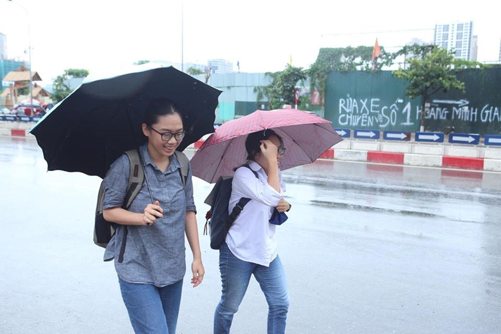 Hà Nội: Thí sinh đội mưa 