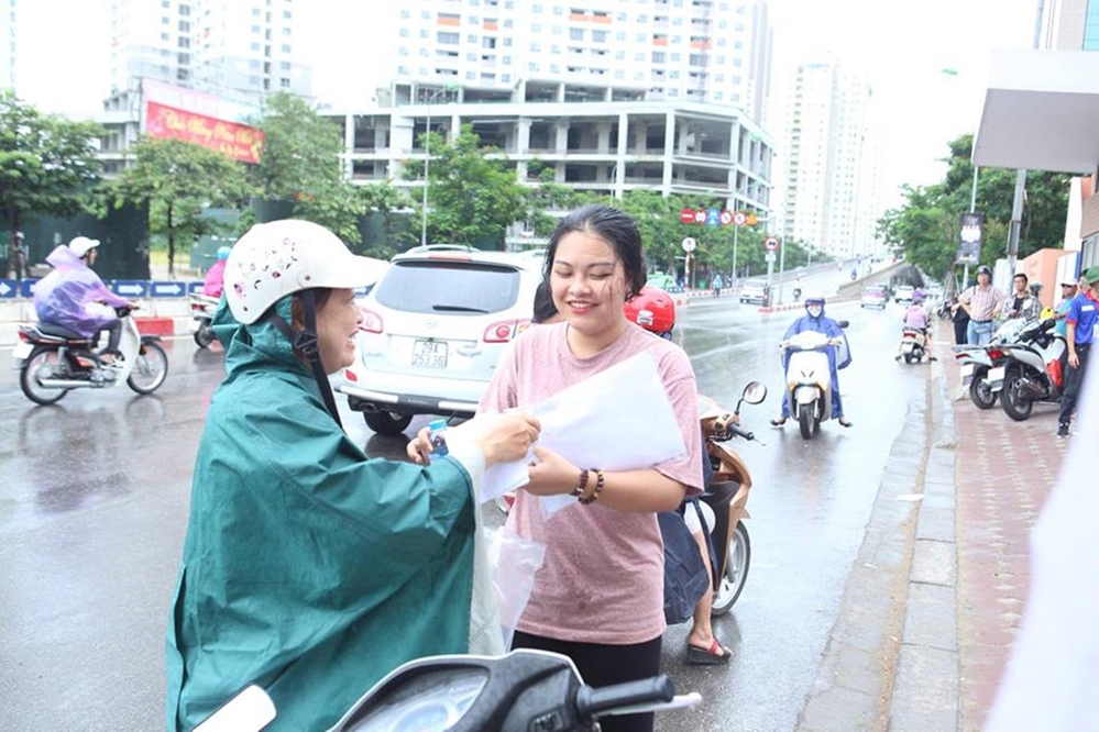 Hà Nội: Thí sinh đội mưa 