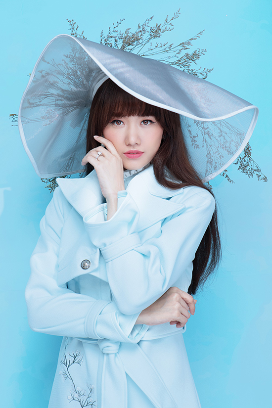 
Hari Won đón hè bằng loạt trang phục pastel tông màu thanh nhã, bên cạnh đó cô cũng chọn phụ kiện hot trend để mang tới điểm nhấn cho phong cách.