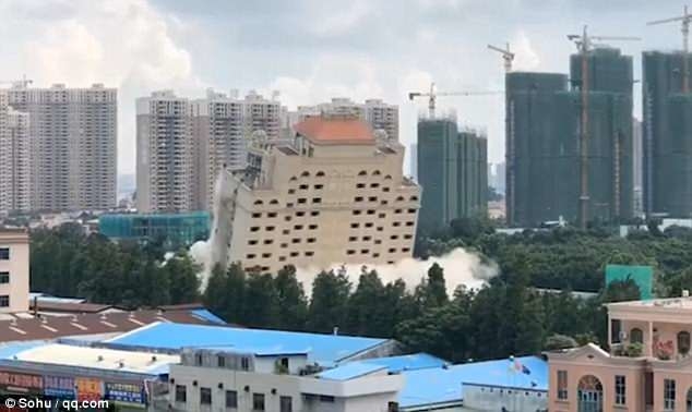 
Hôm 26/6, tòa nhà 15 tầng thuộc thành phố Trung Sơn đã bị phá hủy