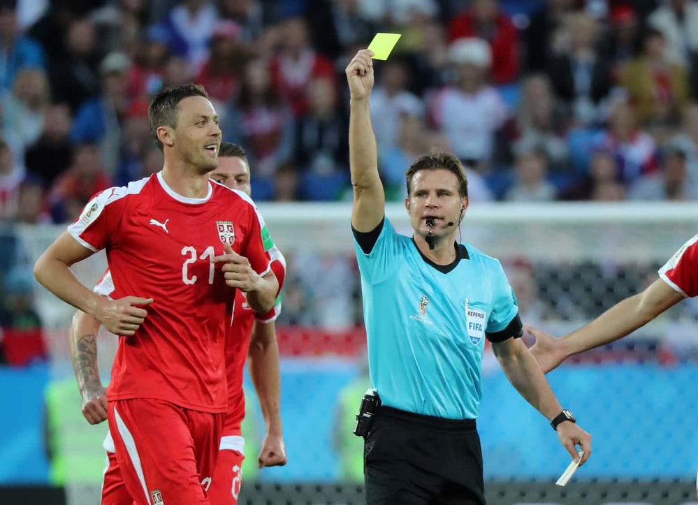 
Serbia chủ động chơi rát và nhiều lần phải nhận thẻ vàng của trọng tài.