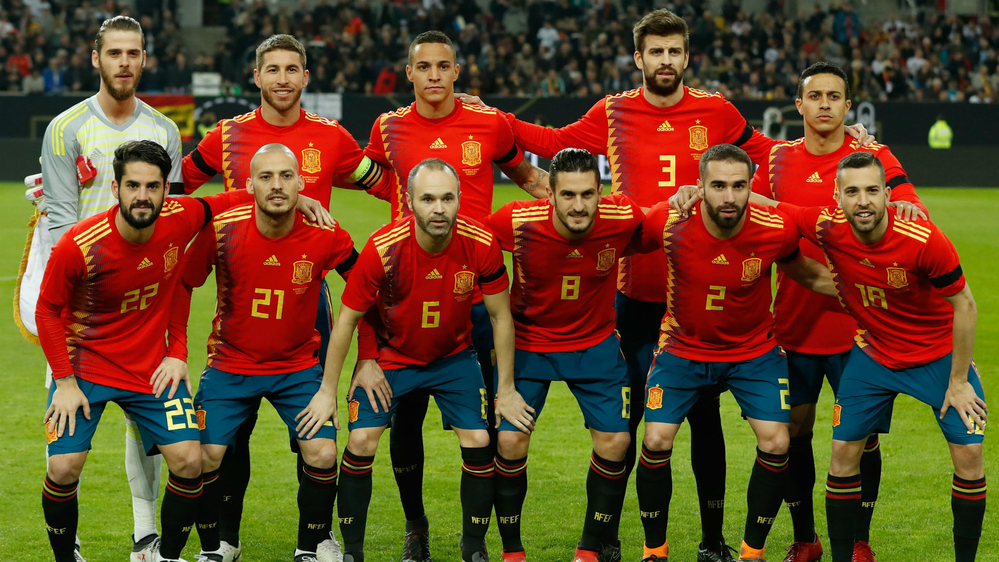 
Tây Ban Nha hiện tại là sự kết hợp của 2 thế hệ cầu thủ vừa giàu kinh nghiệm lại rất tiềm năng, mặc dù vậy họ bất ngờ phải gánh chịu cú sốc tinh thần và đây có thể là nguyên nhân dẫn đến sự sa sút thời gian tới.