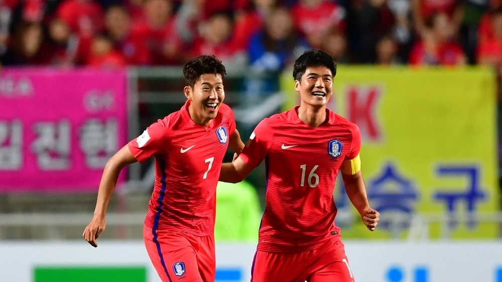 
Bộ đôi tiền vệ vàng của đội tuyển Hàn Quốc (Ki Sung-yueng, Son Heung Min) hứa hẹn gây ra nhiều khó khăn cho hàng phòng ngự đội tuyển Thuỵ Điển.