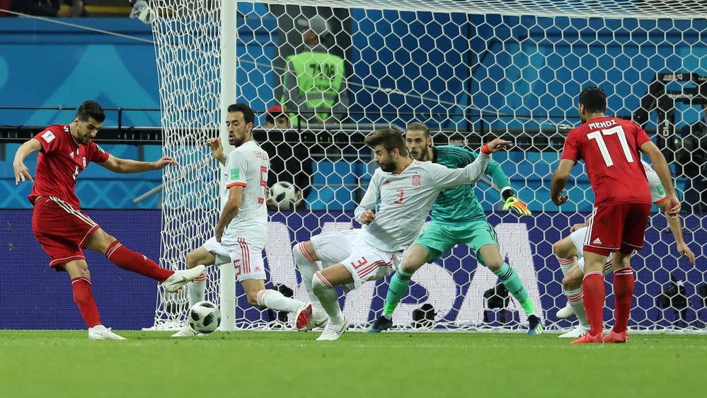 
Tình huống đưa được bóng vào lưới đội tuyển Tây Ban Nha của Iran nhưng trọng tài không công nhận.