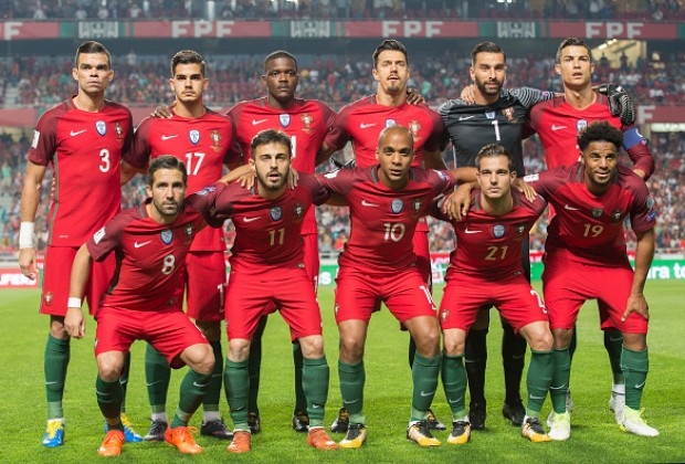 
Với tư cách là nhà ĐKVĐ châu Âu, Bồ Đào Nha đặt chân đến Nga cùng tham vọng lên ngôi vương tại giải đấu hấp dẫn nhất hành tinh. Tuy không được đánh giá cao nhưng với dàn cầu thủ tài năng, kết hợp giữa sức trẻ và kinh nghiệm, đặc biệt là sở hữu ngôi sao Cristiano Ronaldo trong đội hình, Bồ Đào Nha vẫn là đối thủ nặng kí tại World Cup 2018. CR7 là ngôi sao sáng nhất của Selecao châu Âu khi được định giá với mức giá 90 triệu bảng Anh, chiếm 16% tổng giá trị đội hình.