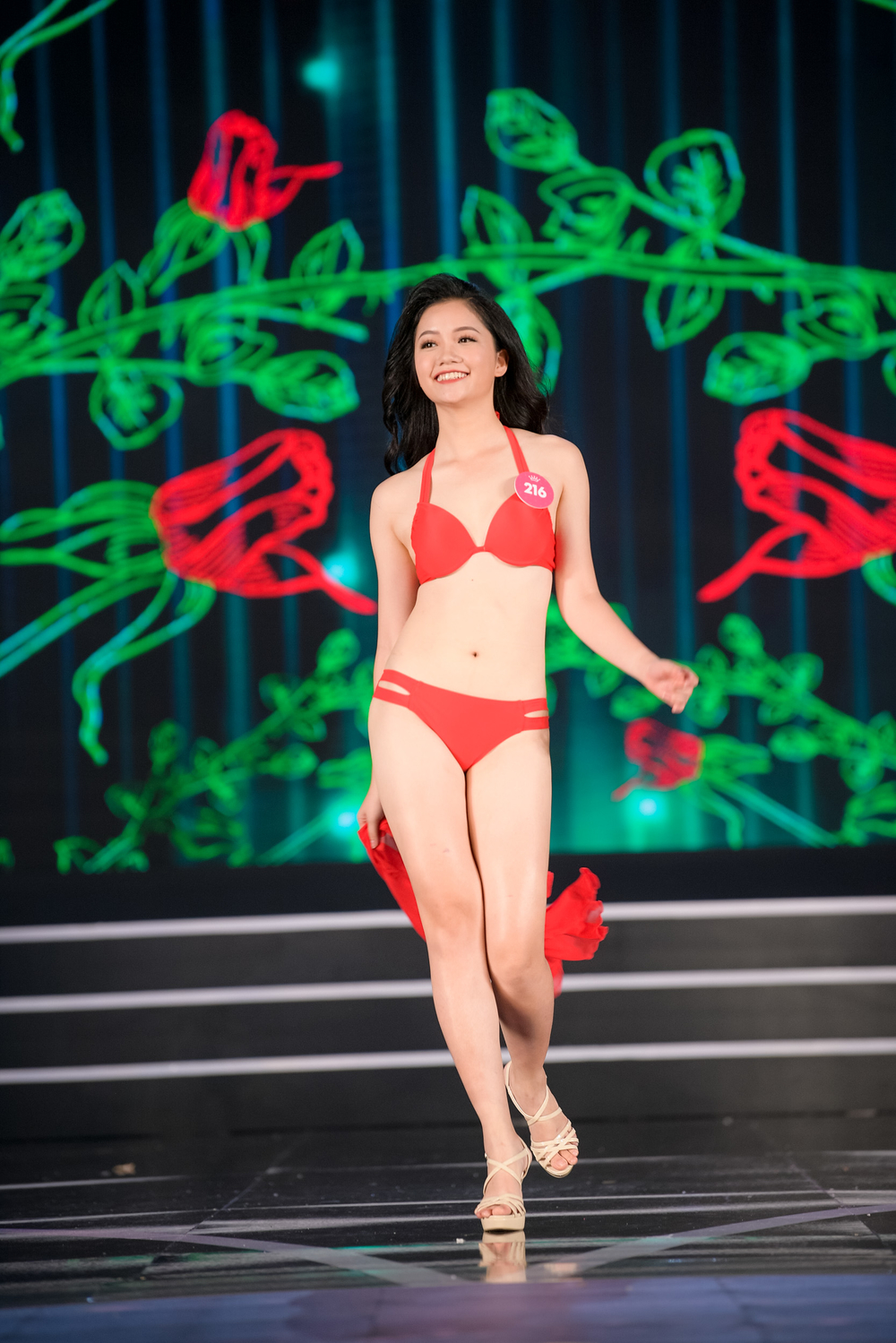 
Hà Lương Bảo Hằng đoạt Á khôi 1 Hoa khôi Ngoại thương. Cô tiếp tục lọt tiếp vào vòng Chung kết Hoa hậu Việt Nam 2018. Trên sân khấu, người đẹp 21 tuổi khoe hình thể với trang phục bikini.