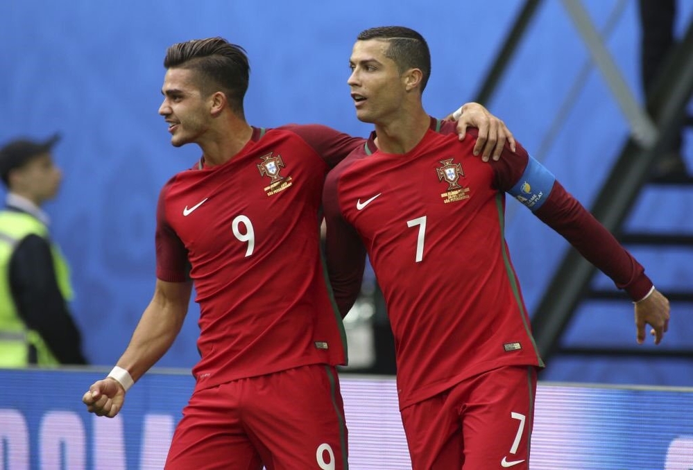 
Là một tiền đạo trẻ nhưng Andre Silva đang dần chứng tỏ được khả năng của mình và trở thành đối tác tuyệt vời của Ronaldo trên hàng công của đội tuyển Bồ Đào Nha. Với 9 bàn thắng có được, Silva cùng Ronaldo trở thành bộ đôi tiền đạo ghi bàn nhiều nhất tại vòng loại World Cup 2018 khu vực Châu Âu với 24 pha lập công. Ở World Cup 2018 sắp tới, Ronaldo và Silva chắc chắn sẽ khiến những hàng phòng ngự của Morocco, Iran hay thậm chí là Tây Ban Nha phải đặc biệt dè chừng vì sự ăn ý của họ.