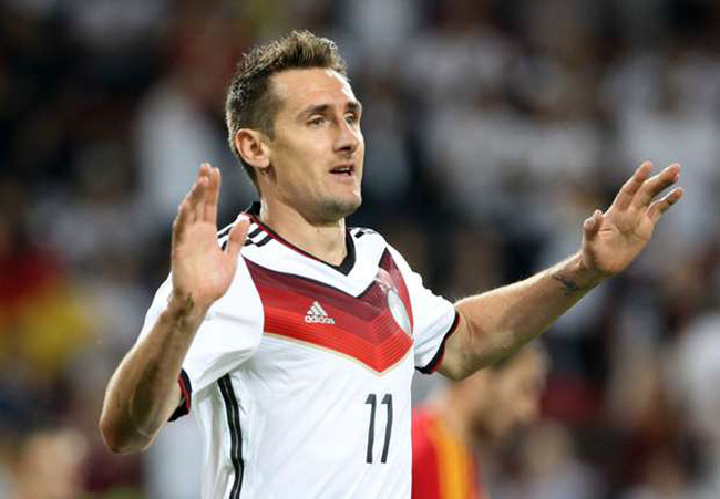 
Với thành tích ghi 16 bàn trong 24 trận đấu World Cup, Miroslav Klose lập kỉ lục trở thành chân sút ghi nhiều bàn thắng nhất trong các kì World Cup. Cụ thể, chân sút người Đức ghi được 5 bàn ở World Cup 2002, 5 bàn ở World Cup 2006 (Klose cũng là chủ nhân của danh hiệu Chiếc giày vàng ở kì World Cup được tổ chức tại quê nhà này), 4 bàn ở World Cup 2010 và 2 bàn ở World Cup 2014.