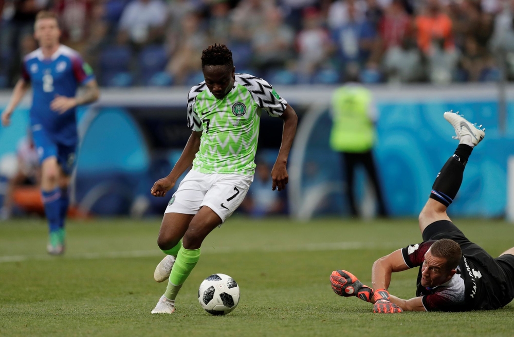 
Trước một đội bóng được đánh giá là khó chịu như ĐT Iceland, Ahmed Musa vẫn có thể ghi dấn ấn bằng 2 bàn thắng đẳng cấp, qua đó giúp Nigeria giành lợi thế trong cuộc đua giành tấm vé thứ 2 vượt qua vòng bảng sau Croatia. Sức mạnh, tốc độ và khả năng dứt điểm tốt đã giúp ngôi sao đang chơi cho Leicester City trở thành cầu thủ Nigeria đầu tiên ghi bàn ở 2 kỳ World Cup.