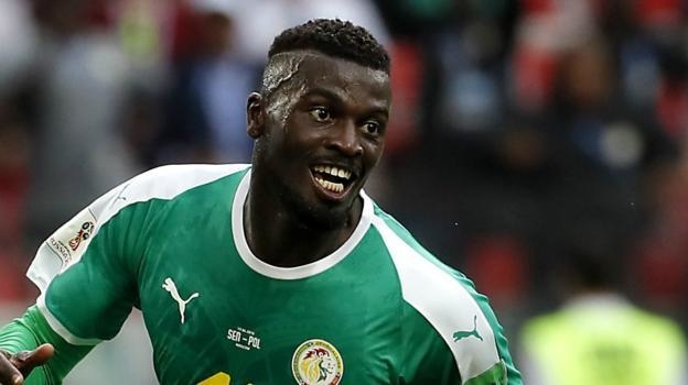 
M'Baye Niang là niềm hy vọng mới của đội tuyển Senegal tại World Cup năm nay bên cạnh ngôi sao sáng nhất Sadio Mane sau 2 lượt trận đã qua. Nền tảng thể lực sung mãn cùng sự tinh quái trong cách chơi đã khiến Niang trở thành ngôi sao đáng chú ý trong đội hình các chú sư tử Senegal. Đội bóng châu Phi đang rộng cửa tiến vào vòng knock-out sau khi có được 4 điểm trong 2 lượt trận tại vòng bảng World Cup 2018.