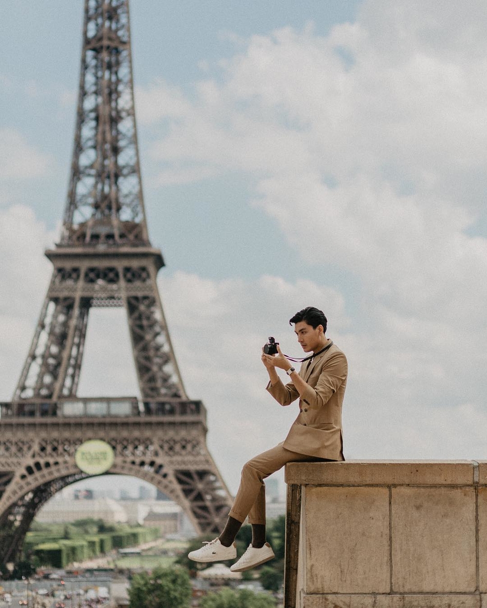 
Lên một set đồ đậm chất quý ông lịch lãm - nét đẹp đầy thu hút nơi chàng mẫu này trong chuyến vi vu viếng thăm thành phố Pháp tráng lệ.