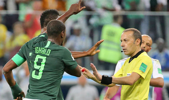 
Các cầu thủ Nigeria ngay lập tức yêu cầu trọng tài Cakir sử dụng tổ trọng tài VAR để xác định lại tình huống trên.
