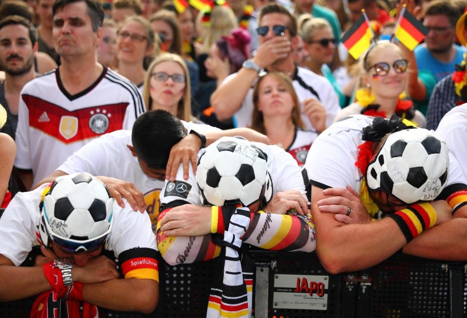 
Người hâm mộ đội tuyển Đức không thể ngẩng đầu lên để đối diện với cú sốc quá lớn này.