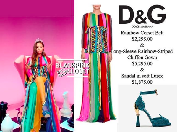 
Jennie mang cả một set đồ từ váy đến giày của Dolce Gabbana tổng giá trị hơn 214 triệu đồng. Tưởng rằng chiếc váy dài diêm dúa sẽ làm khó Jennie, nhưng không, nhìn cô nàng chẳng khác gì một bà hoàng là bao.