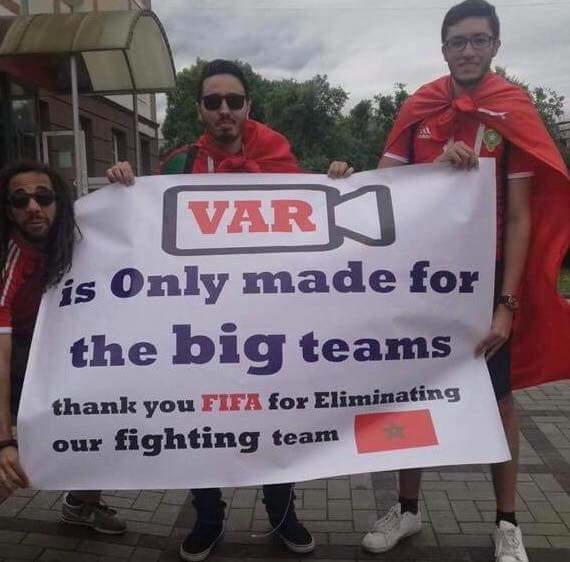 
Tấm Poster được các fan hâm mộ Ma Rốc sử dụng sau trận đấu: "VAR chỉ dành cho NHỮNG ĐỘI BÓNG LỚN, cảm ơn FIFA vì đã loại một đội bóng giàu sức chiến đấu như Ma Rốc.