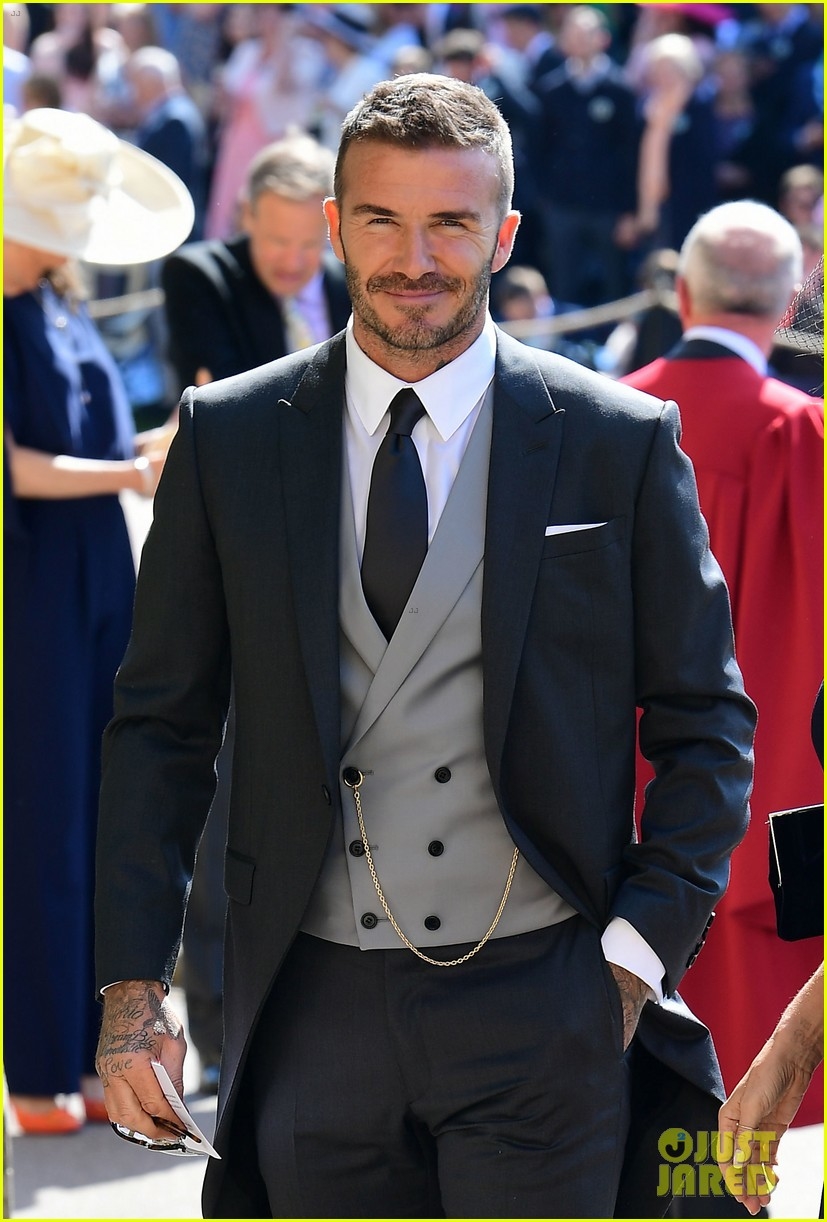 
Còn David Beckham lại chọn bộ vest đậm chất quý ông với công thức phối những gam màu trung tính nhiều sắc độ, nhã nhặn và vô cùng hấp dẫn mọi ánh nhìn.