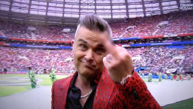 
Hành động gây phản cảm của Robbie Williams diễn ra ngay trước khi trận khai mạc World Cup 2018 giữa Nga và Ả Rập Xê Út được bắt đầu.