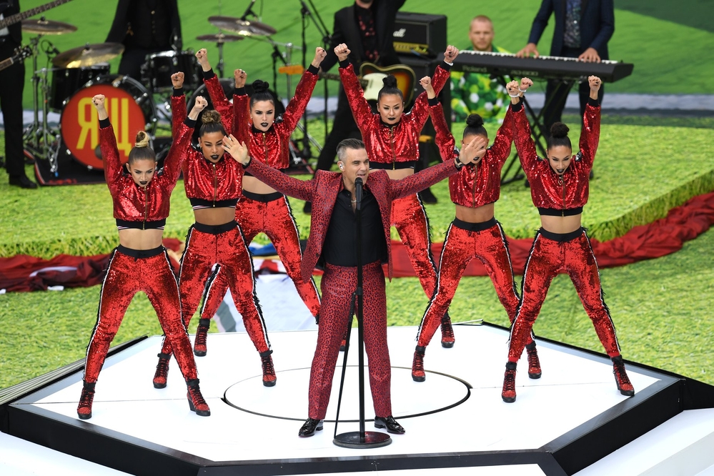 
Trước khi có hành động gây tranh cãi, phần trình diễn của Robbie Williams là rất cuốn hút.