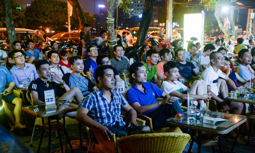 
Khán giả tập trung xem bóng đá tại một quán cà phê tại Hà Nội. (Ảnh: AFP)