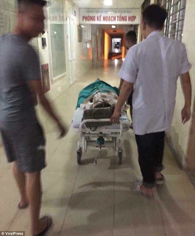 
Nạn nhân được đưa vào bệnh viện cấp cứu sau khi bị đánh trên đường